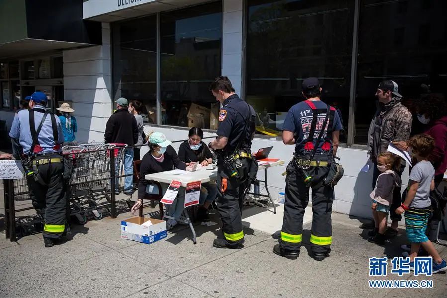  ▲4月29日，在意大利博洛尼亚，医护人员在圣奥尔索拉—马尔皮吉医院的重症监护室工作。新华社发（詹尼·斯基基 摄）