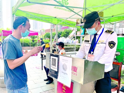 搬家公司人员进入水岸星城社区仍需登记。长江日报记者汪峥 摄