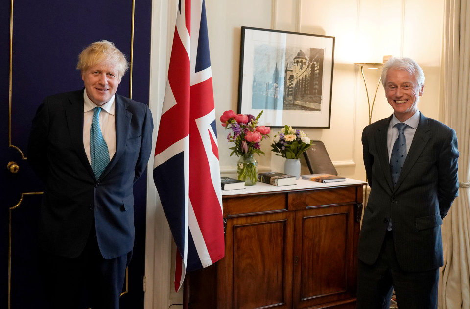 采访期间,约翰逊与伍丁在唐宁街10号合影 图自:英国首相府