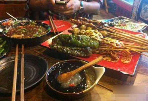 半夜被约出来吃宵夜,男邻居却突伸魔爪,女子:说好的就