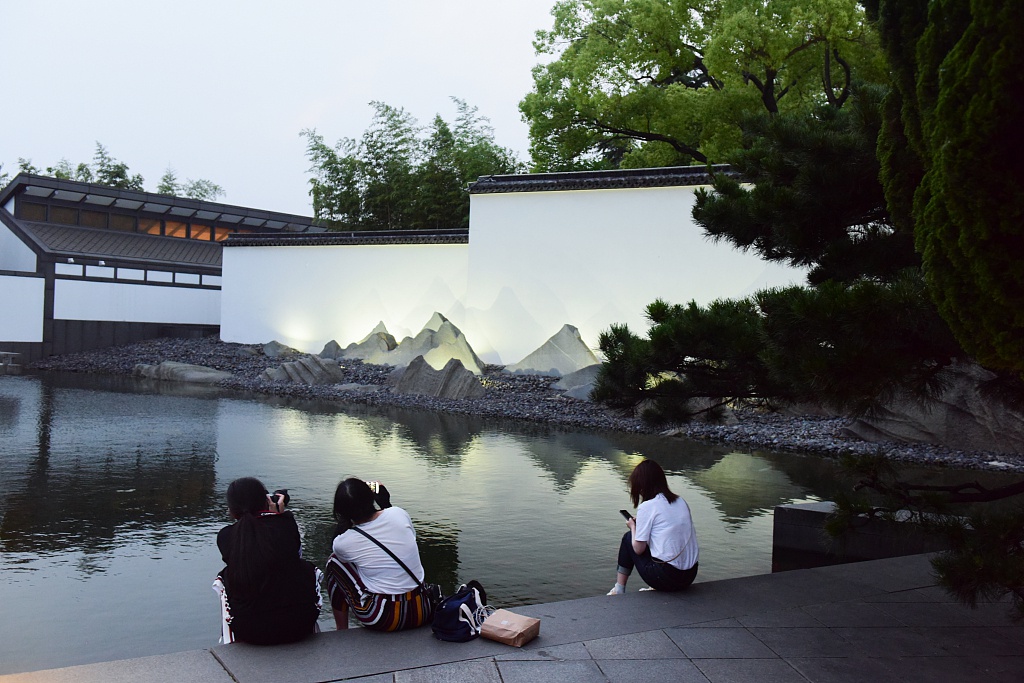 5月4日，江苏苏州，五一小长假期间，苏州博物馆延长开放时间，为游客开启夜游活动。  图/视觉中国