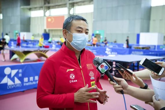 中国乒乓球协会主席刘国梁接受媒体采访。新华社记者张金加 摄