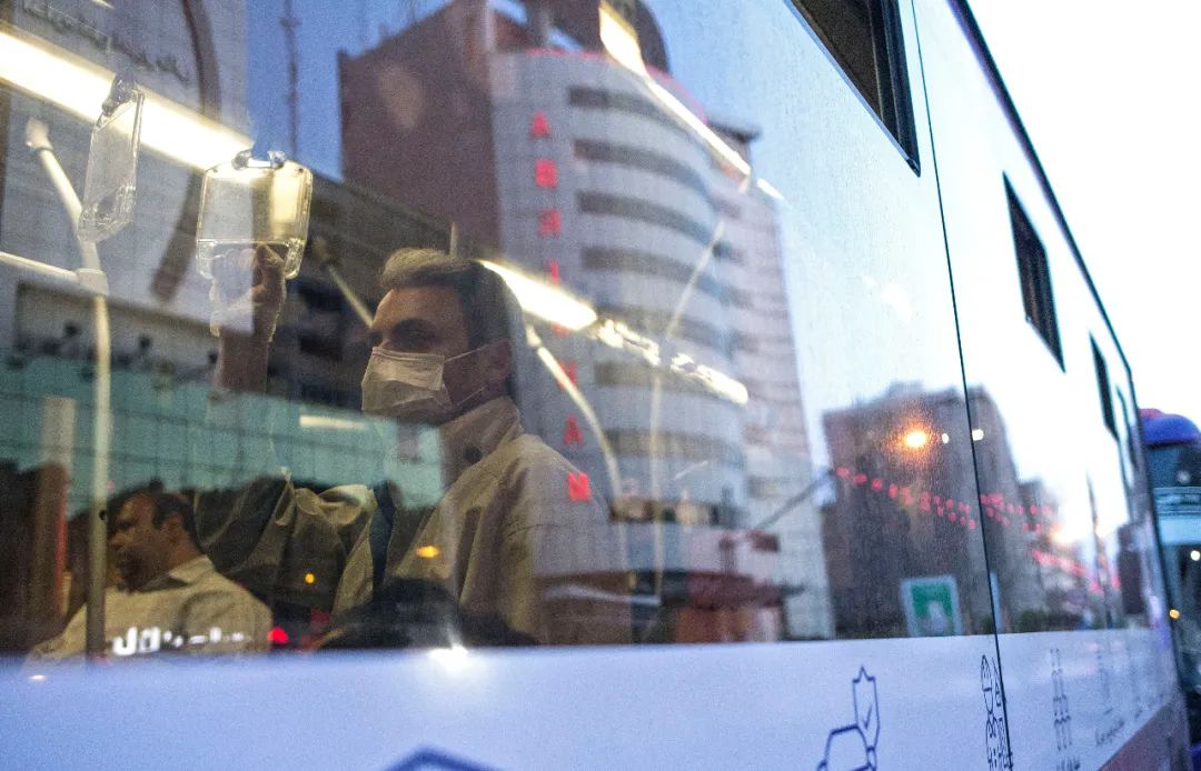 疫情下的伊朗街头(图片来源:新华社发 艾哈迈德·哈拉比萨斯 摄)