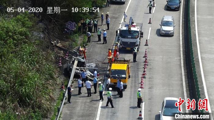5月4日6时20分许,一辆车辆号牌为粤S****6的斯柯达小型普通客车沿许广高速由北往南行驶至1107公里+810米处(连州市保安镇路段猴子迳隧道前100米)时,碰撞路面右侧防护栏后起火,事故造成车上5人(2男3女)当场死亡。连州警方供图
