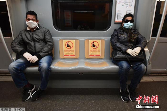 当地时间4月28日,意大利罗马的地铁上已经贴上安全距离标识,提醒乘客在疫情期间乘坐地铁时保持一定的安全距离。