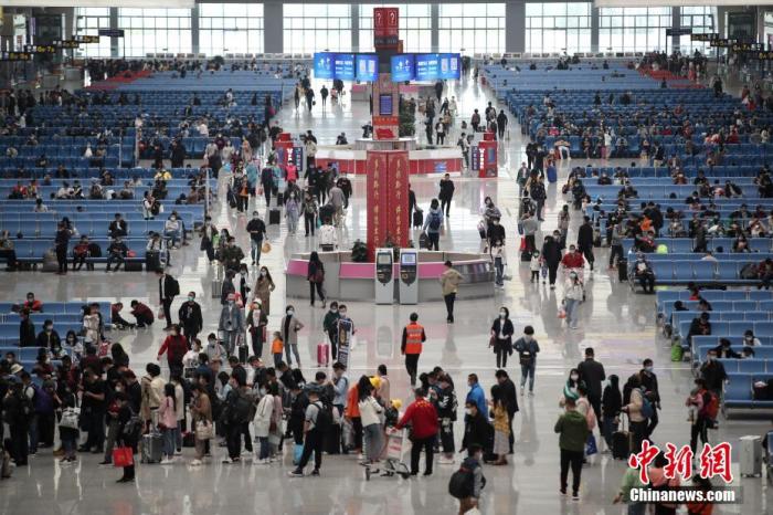资料图:候车的旅客。中新社记者 瞿宏伦 摄