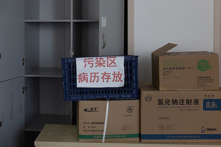 病区内的医疗用品集中堆放,等待统一消杀。