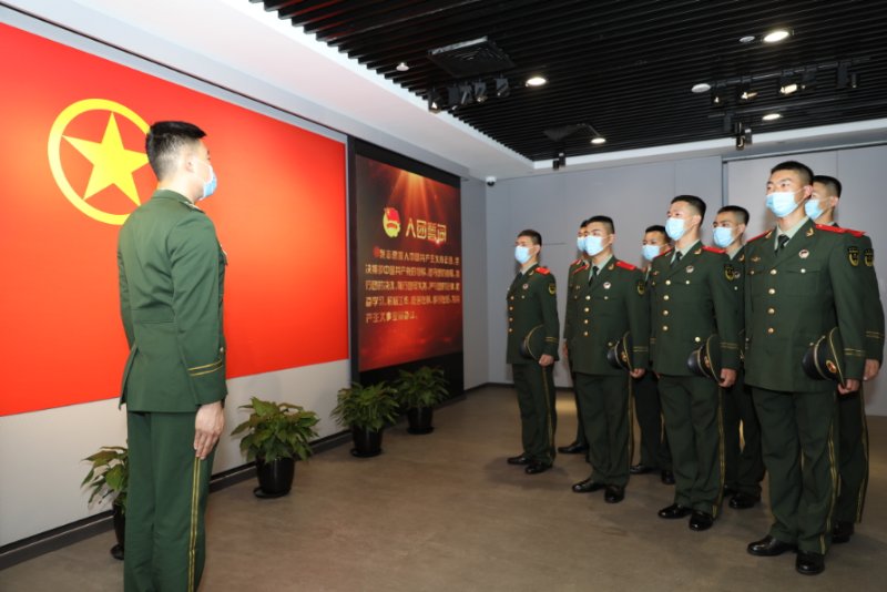 走错路?!团中央机关旧址来了位橄榄绿“一大讲解员”