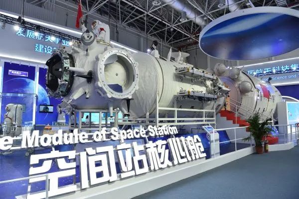 ▲2018年11月6日,在第十二届中国国际航空航天博览会上,中国空间站“天和”号核心舱公开亮相。(新华社)
