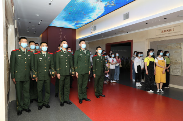 团中央机关旧址来了一位橄榄绿“一大讲解员”