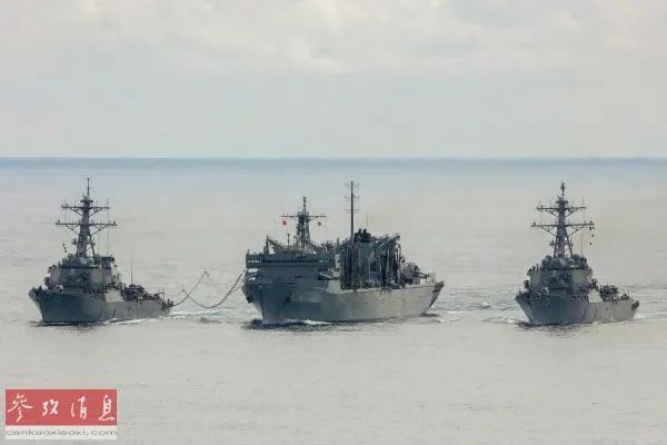 ▲美国“波特”号驱逐舰(左)和“库克”号驱逐舰(右)与英国护卫舰在北极圈举行了反潜战演习。(美国《星条旗报》网站)
