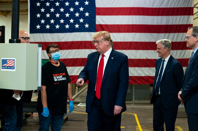 特朗普在参观霍尼韦尔的口罩生产工厂 图自 《纽约时报》