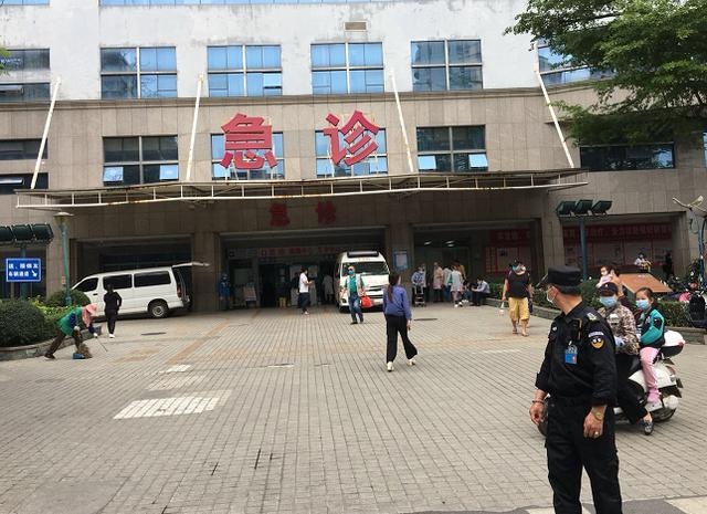 市民反映:南宁桃源路区医院门口常有人随意停车,交警回应了