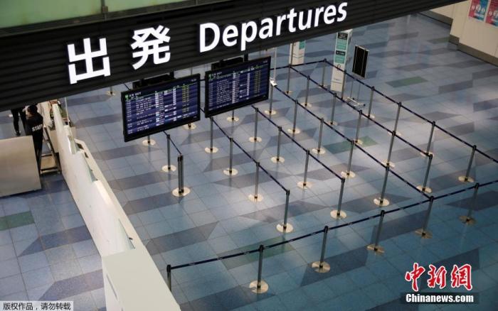 当地时间4月29日,日本东京羽田机场候机大厅几乎空无一人。