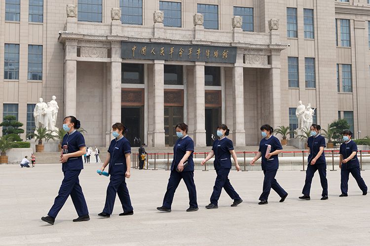 工作人员列队走过。