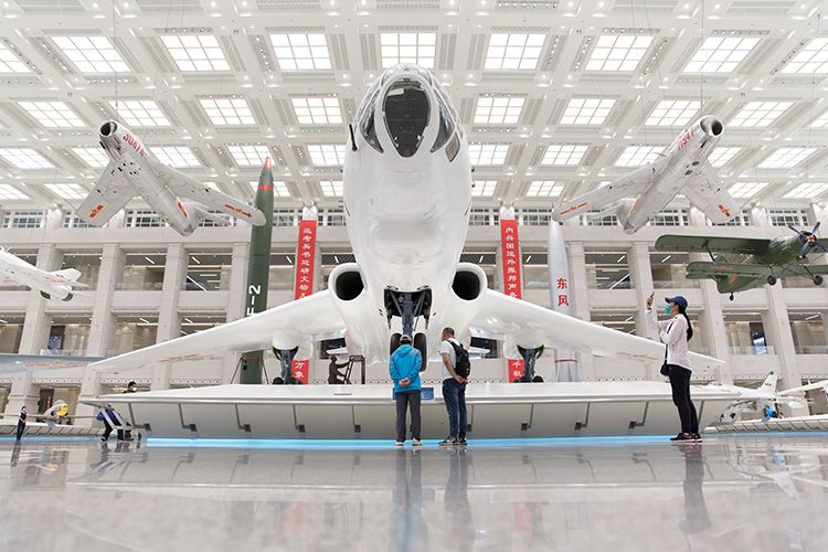 观众参观中国造轰-6轰炸机。