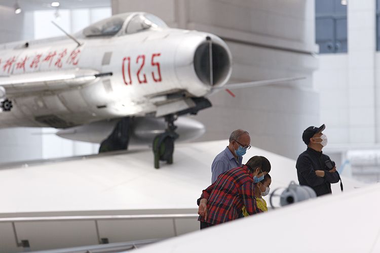  观众在一层展区参观。