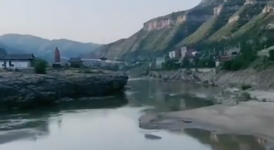 一家四口坠入黄河：家属称1人落水3人施救 1人系