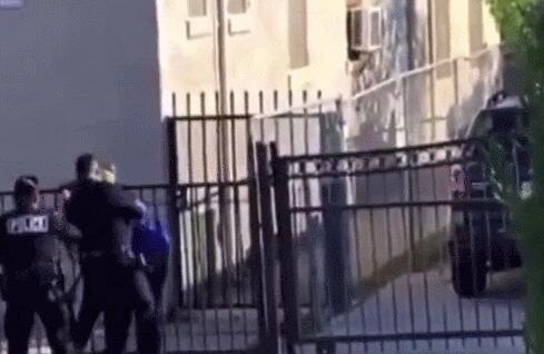 美国加州洛杉矶警察局警员反复殴打嫌疑人引发众怒