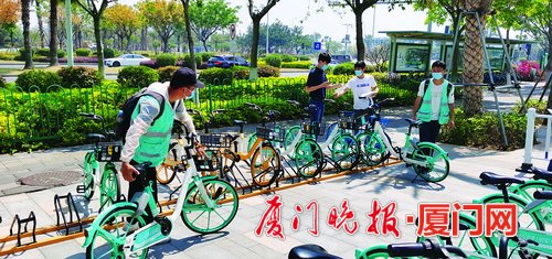 ■运营企业在单车上增加依规停放告知牌。 陈鹏程 摄