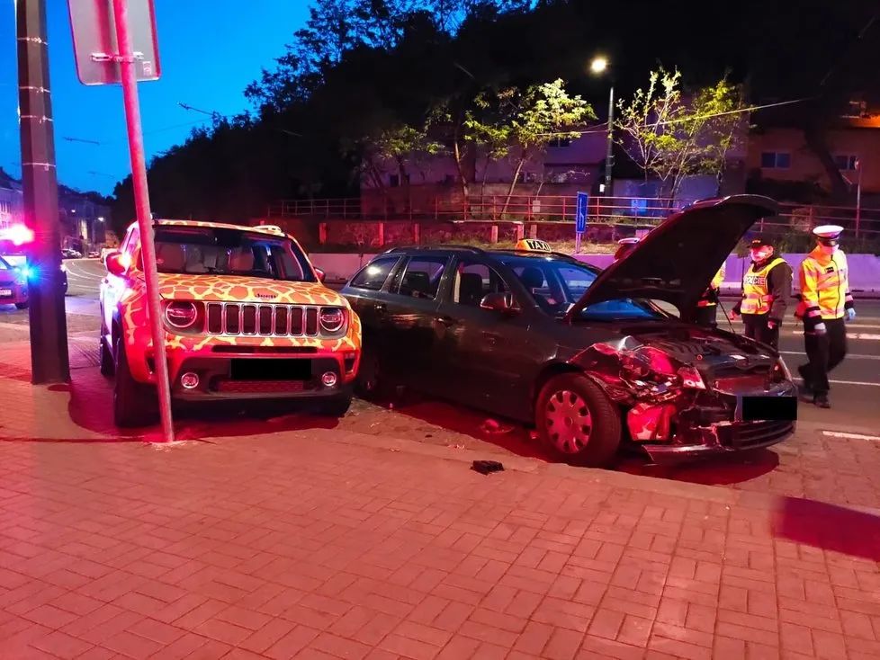 捷克外长乘出租车遇车祸 外界质疑：他为何一个