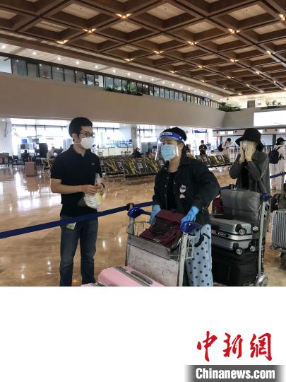 候机中的汉语先生们。何乐(通信员) 摄
