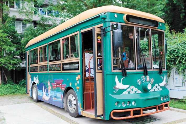 南京首辆“民国风”观光巴士亮相