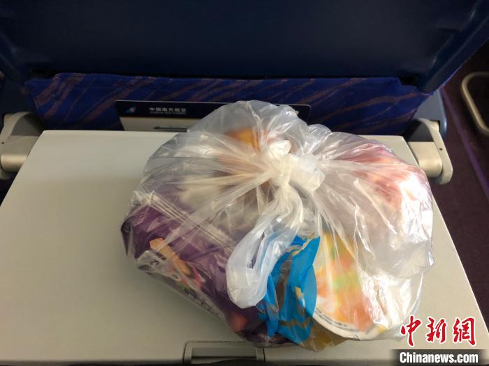 一人一包故国食品好暖和。何乐(通信员) 摄
