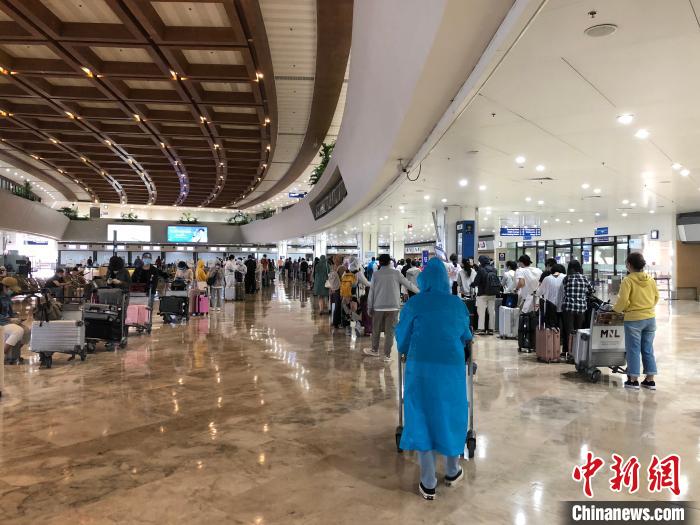 航班上包罗37名国侨办外派汉语先生,62名孔子学院总部派出汉教自愿者先生,共99名汉语西席。图为“新常态”下马尼拉国际机场,人们候机时的交际间隔。何乐(通信员) 摄