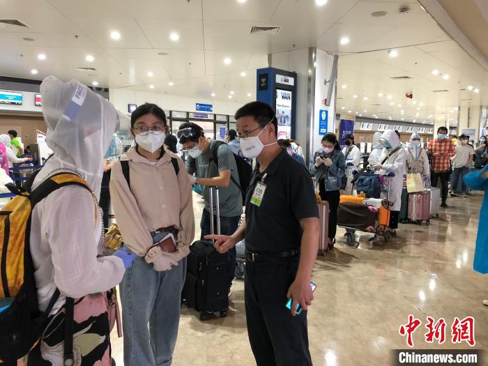 中国驻菲律宾使馆文化参赞田善亭到机场,为99名滞留马尼拉的汉语西席送行。何乐(通信员) 摄