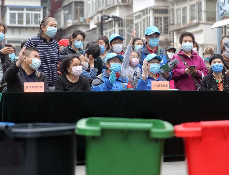 住民组队加入垃圾分类知识问答。
