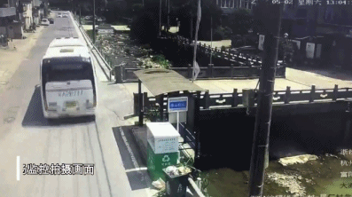 两车驾驶员斗气高速并行 与对向公交车相撞三人