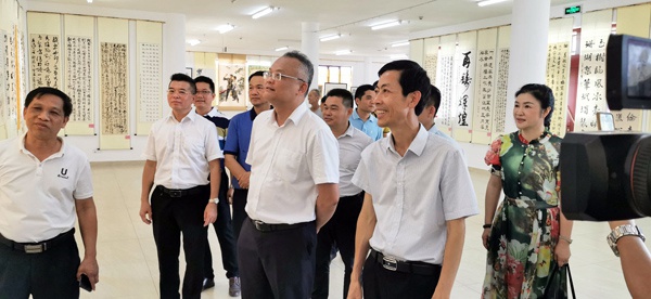 临高县举办庆“五一"书法美术作品展 吸引众多市民游客观展