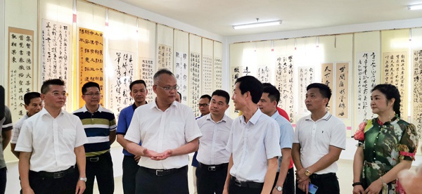 临高县举办庆“五一"书法美术作品展 吸引众多市民游客观展