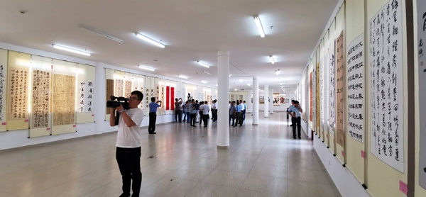 临高县举办庆“五一"书法美术作品展 吸引众多市民游客观展
