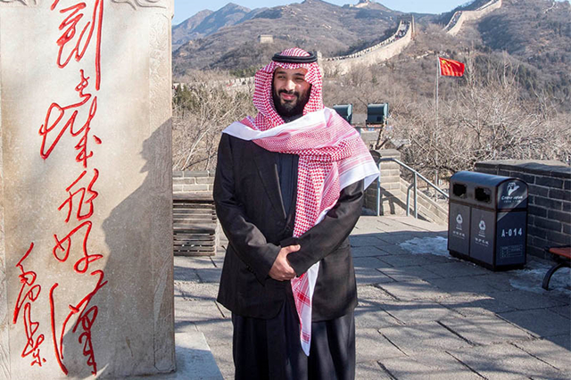 沙特王储萨勒曼2019年2月访华时游长城留影 图自 路透社