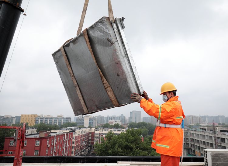工人吊装拆除的设备。