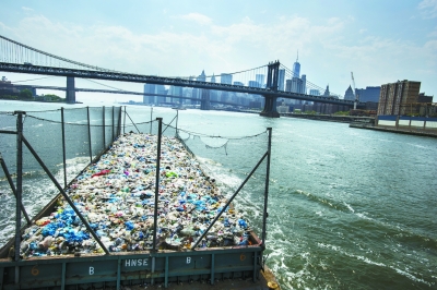 一艘清运船捞起的塑料垃圾将运到纽约西姆斯市政垃圾回收站。