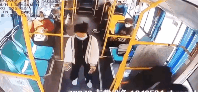 贵州公交车上老人大小便失禁 女孩蹲下来默默擦