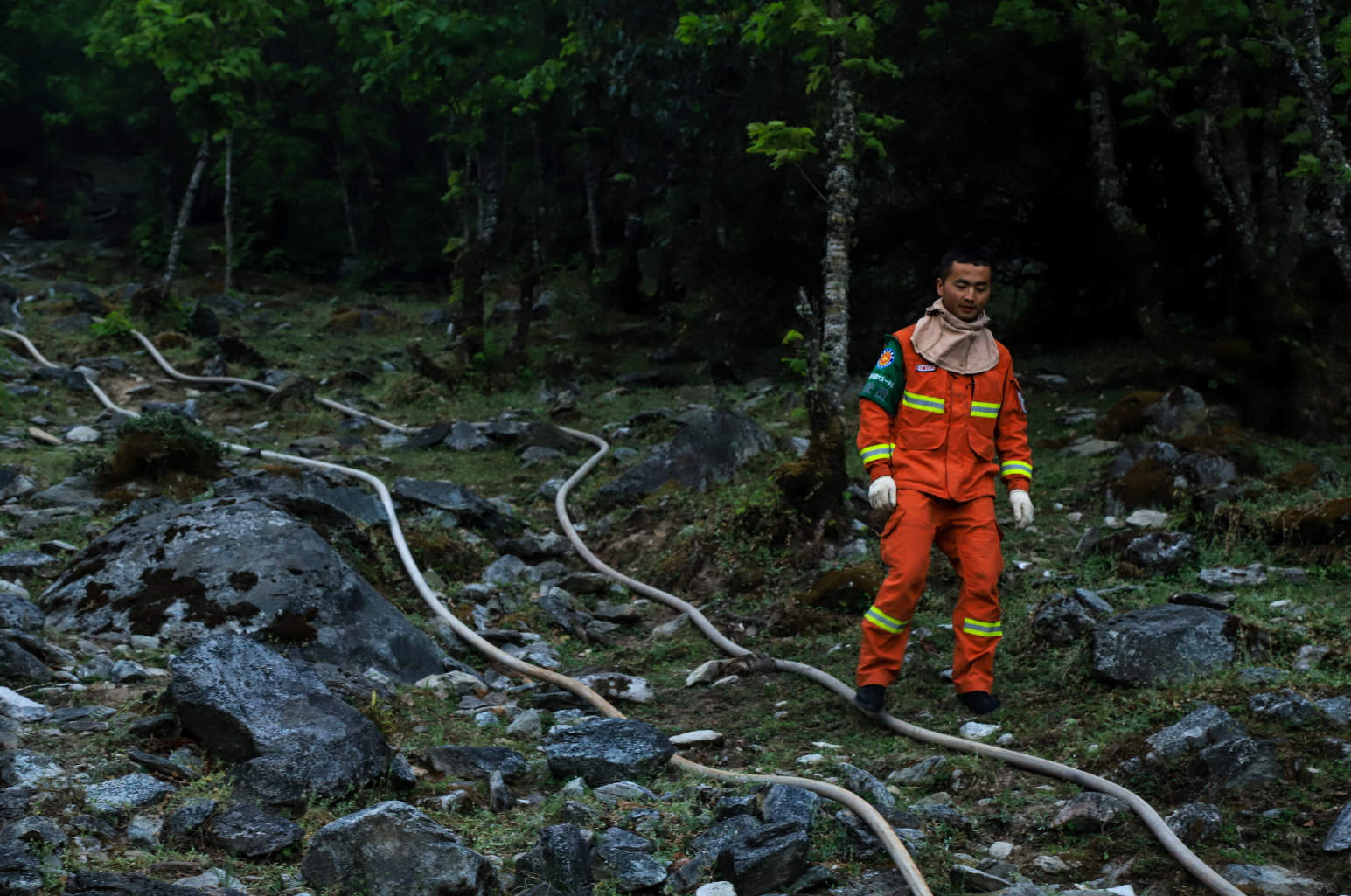  消防员来回巡视。