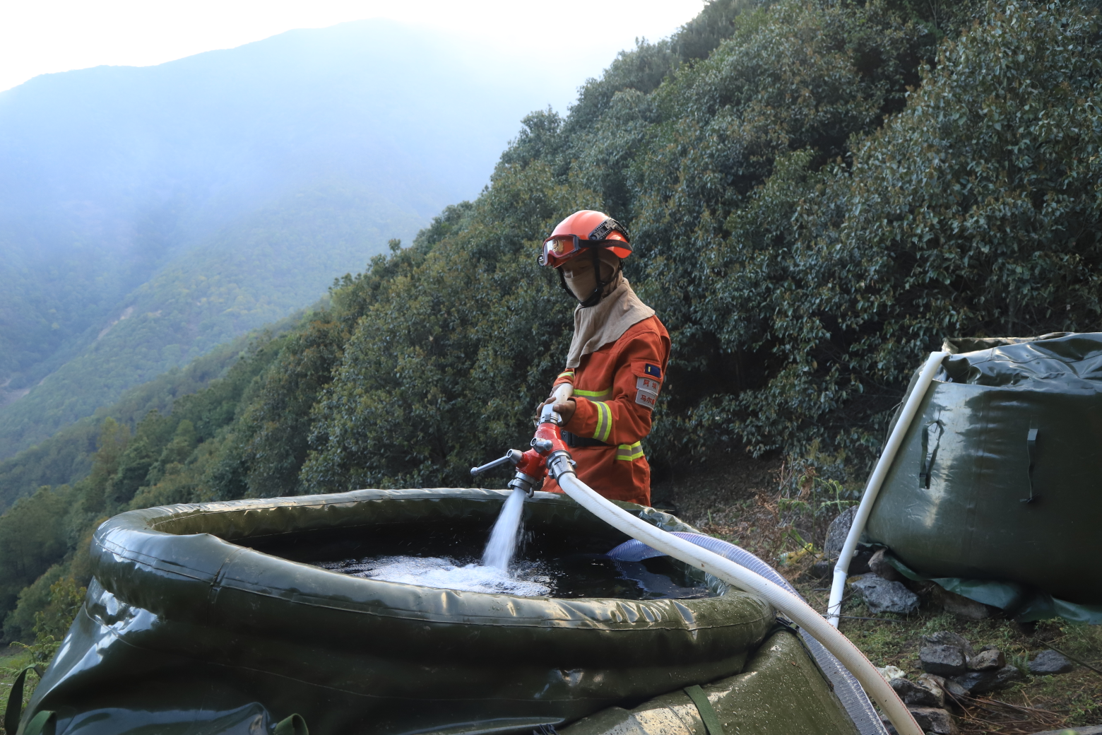  山谷的水被抽到山上。