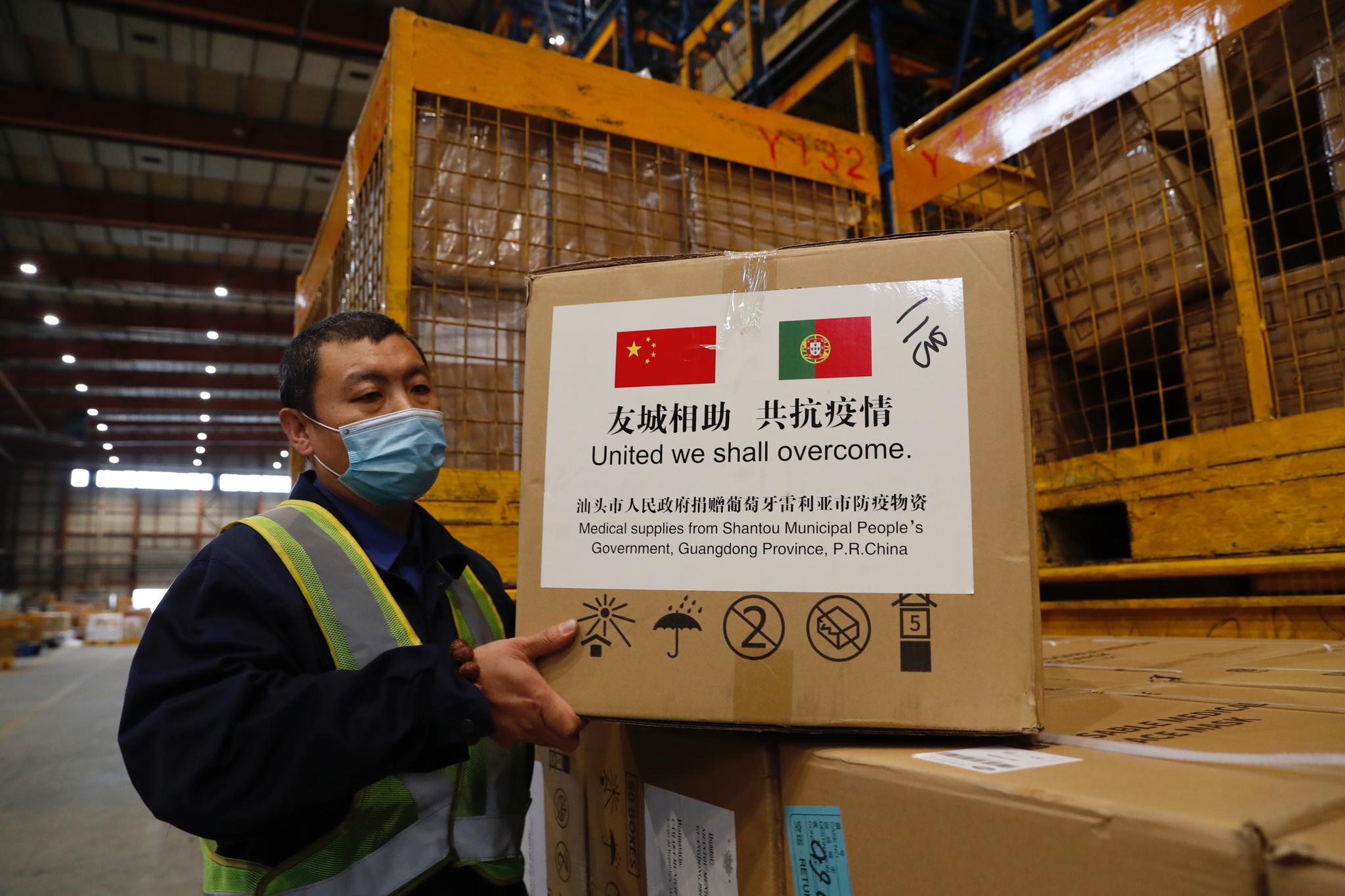 事情职员在堆栈内分拣防疫物资。新京报记者 侯少卿 摄