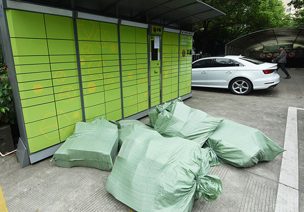  2020年5月7日，杭州东新园小区内的丰巢快递柜已经不能使用。人民视觉 图