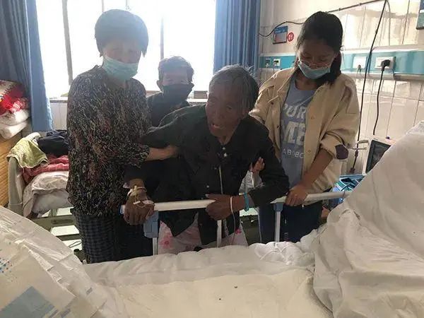  马某宽母亲在家人照顾下进行康复训练。来源：澎湃新闻