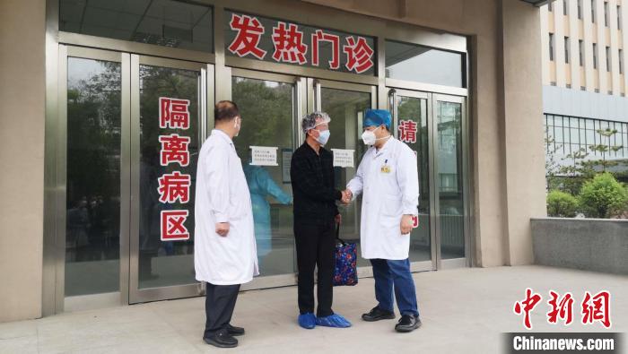按照相关规定,曹先生还将在定点隔离点康复修养14天。 范丽芳 摄