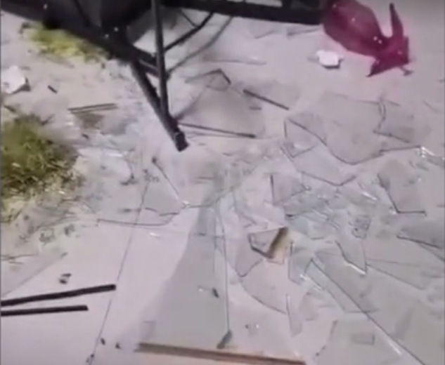 居民家的玻璃被震碎。