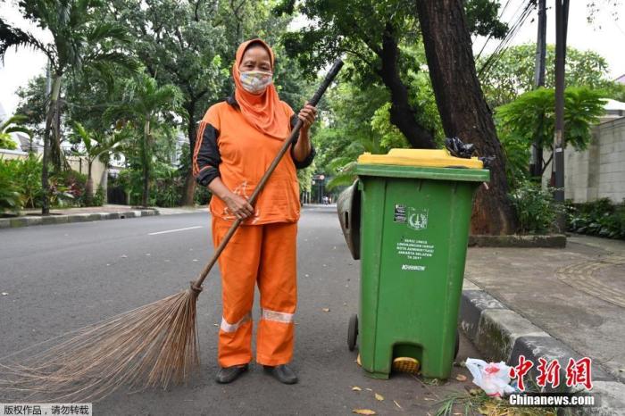 图为疫情下印尼街头的清洁工。