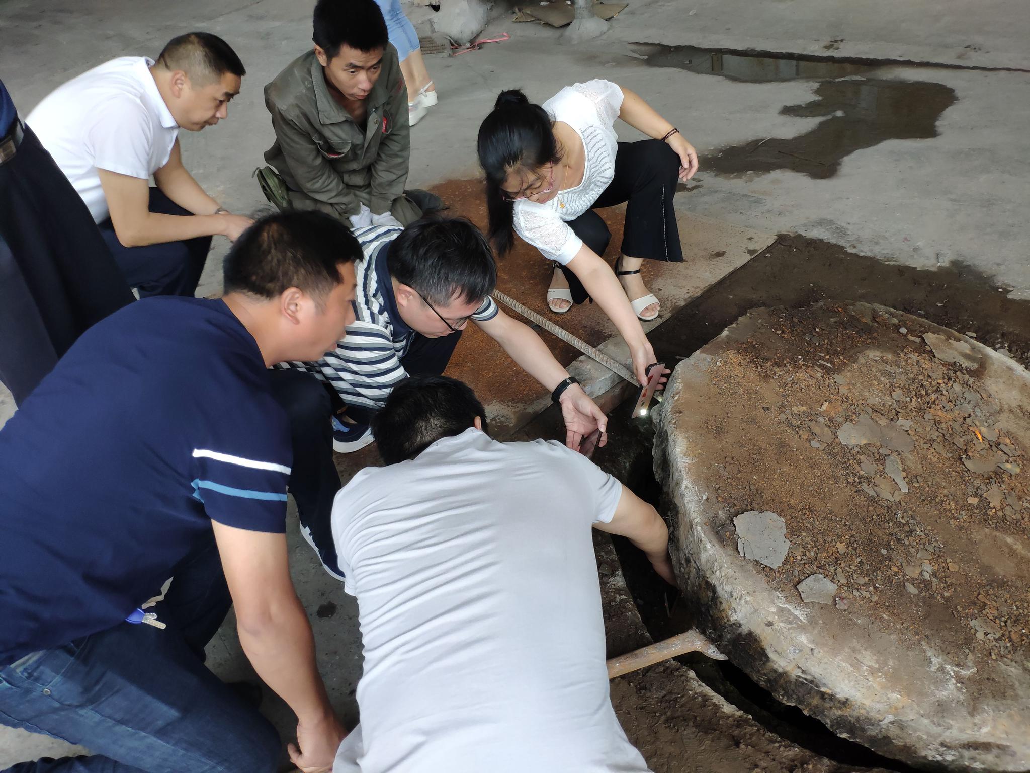 中心第四生态情况保护督察组现场查抄重庆市某企业污染物排放情形。生态情况部供图