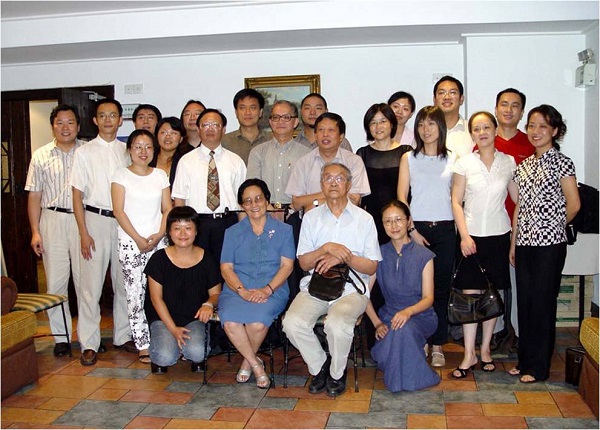 图说：2005年，与毕业或在读的研究生在一起