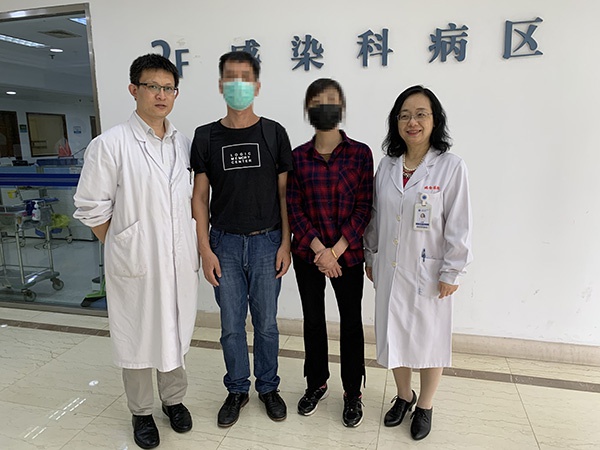 沈女士及其家人与医护人员合影。 上海瑞金医院 供图